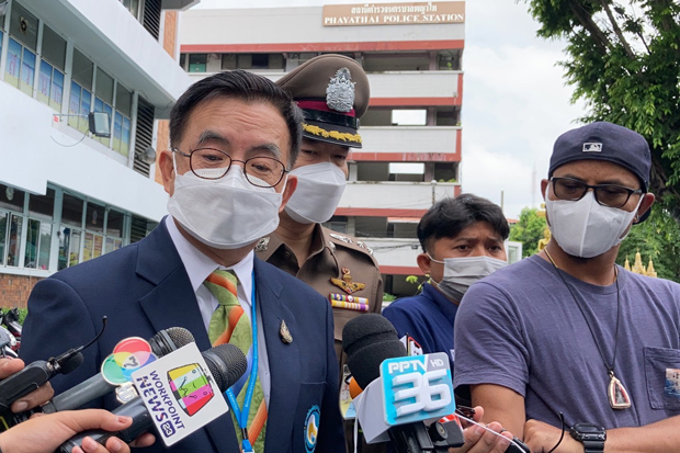 Thirachai Chantharotsiri, director of Bhumirajanagarindra Kidney Institute Hospital, talks to reporters at Phaya Thai police station, where he filed a complaint on Wednesday that patients' data had been stolen. (Photo: Wassayos Ngamkham)