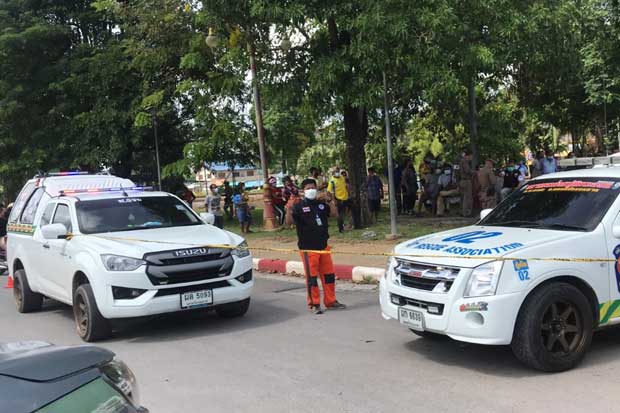 Rescuers prepare to remove the body of a woman killed by her common-law husband in Cha-uat district of Nakhon Si Thammarat on Sunday. (Photo: Nujaree Rakrun)