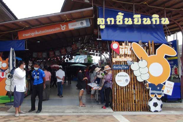 Grilled meatball stalls at the front of Buri Ram railway station, a favourite snack of K-pop singer "Lisa". (Photo: Surachai Piragsa)