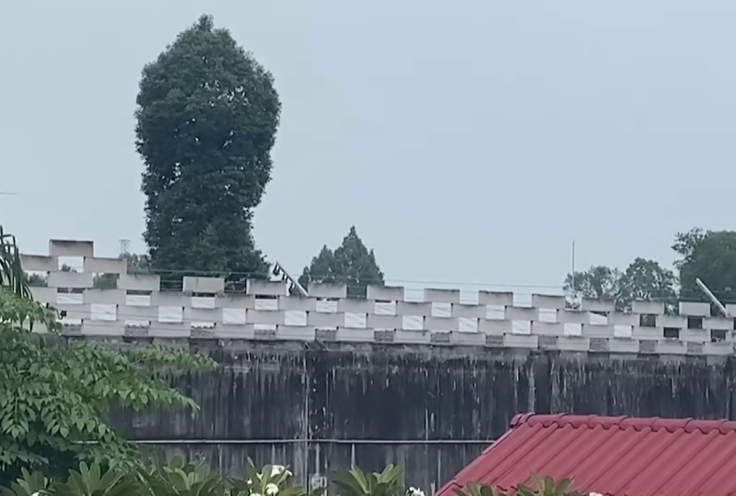 The wall around the Nakhon Si Thammarat Correctional Institution for Young Offenders, where a new cluster of Covid-19 disease has been found. (Photo: Nujaree Rakrun)