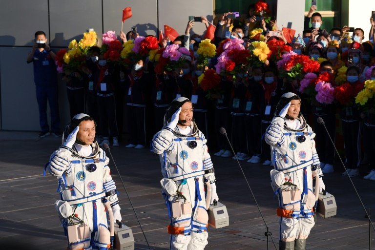 Chinese astronauts return to earth after 90-day mission