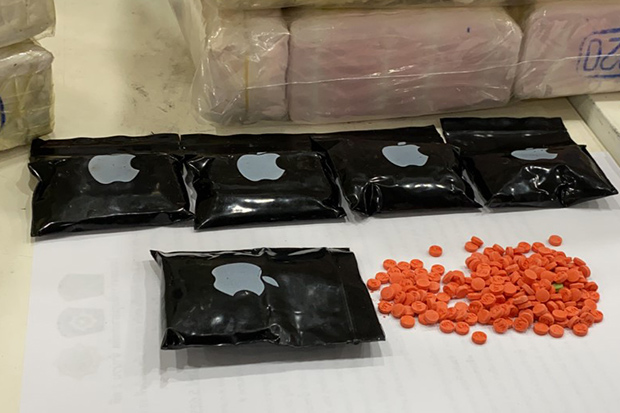 Police display some of the methamphetamine pills seized in Songkhla during a press briefing on Sunday. (Photo: Assawin Pakkawan)