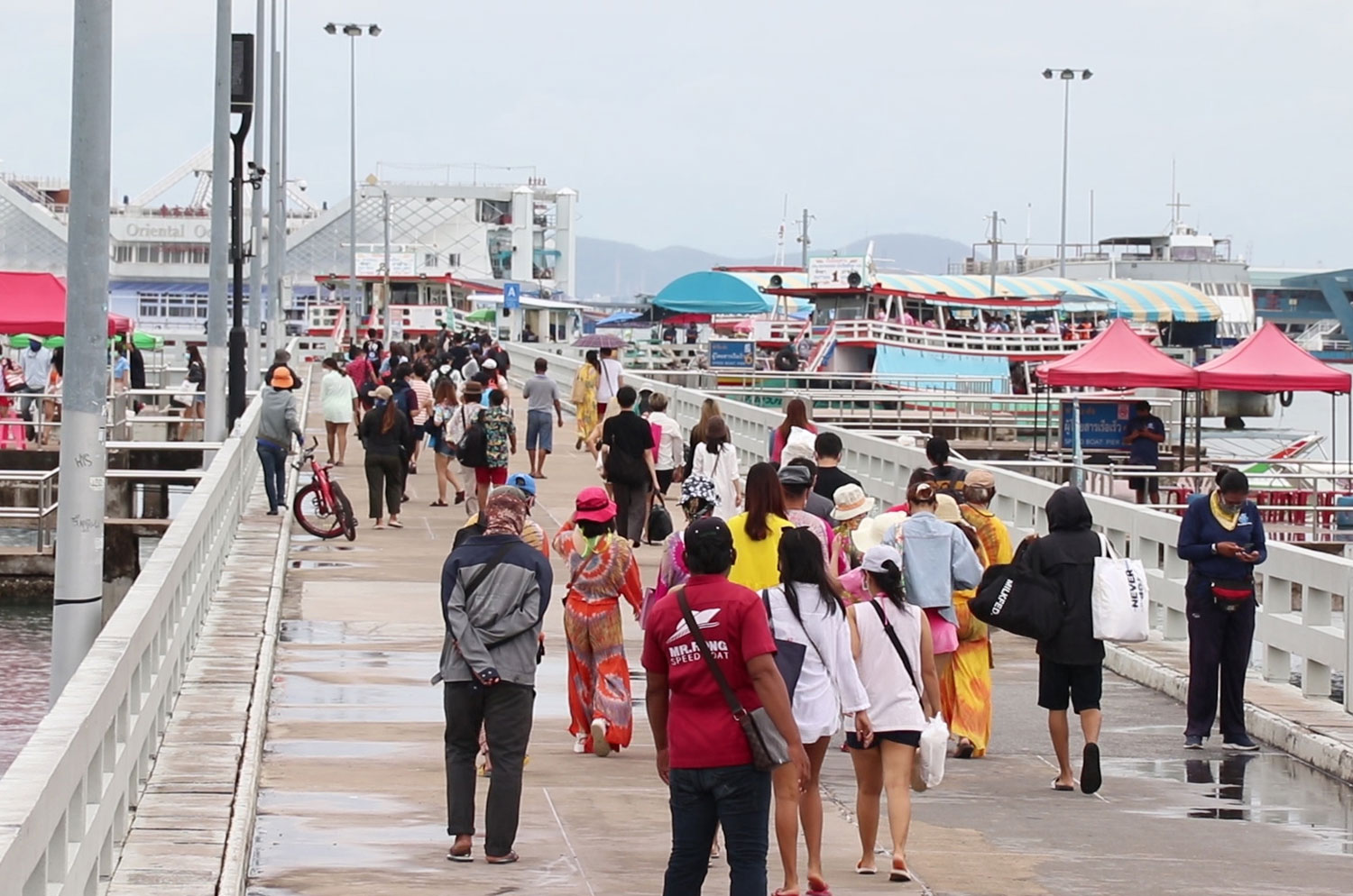 Pattaya comes alive as thousands flock to Koh Lan