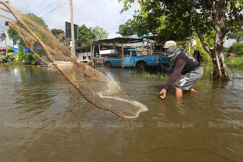 Many areas in Samut Prakan are inundated on Tuesday. (Photo: Somchai Poomlard)