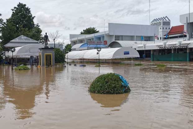 Forty patients were evacuated from flood-hit Bamnet Narong Hospital in Banmet Narong district of Chaiyaphum on Sunday. (Photo from Hook 31 rescue unit Facebook account)