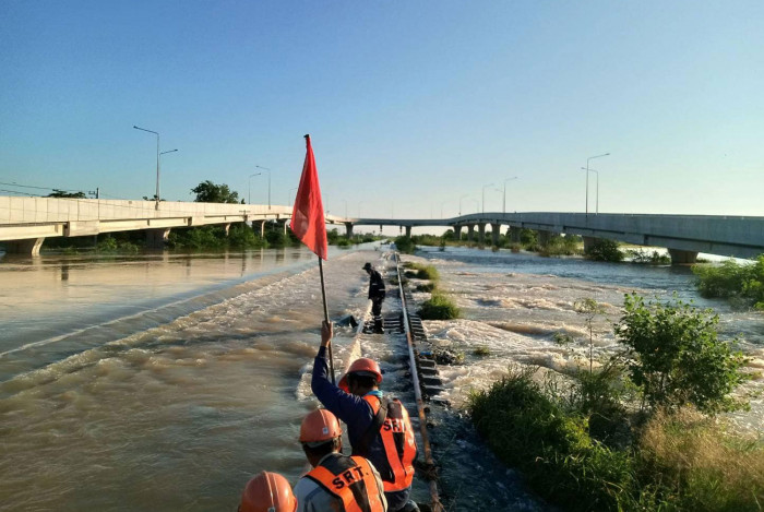Flooding halts 8 train services - Vimarsana News