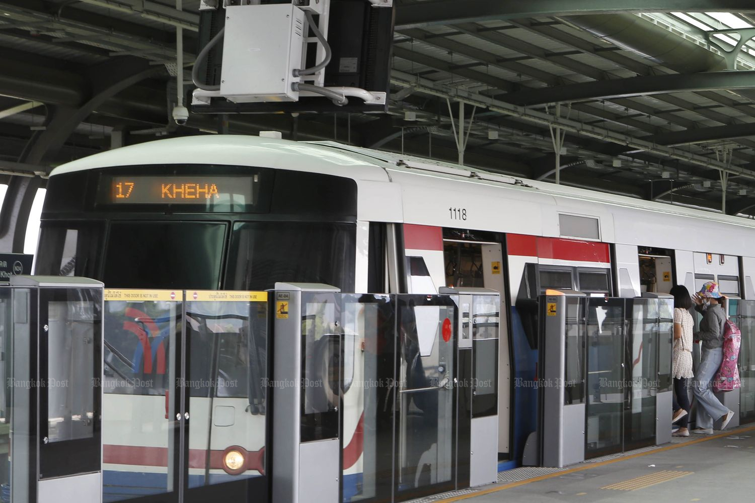 Commuters of the BTS Green Line board the skytrain at Khu Khot BTS station in mid-January this year. (Photo by Apichit Jinakul)