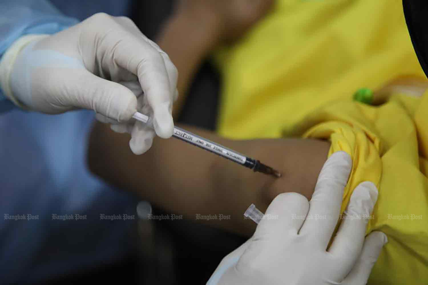A secondary school student is vaccinated against Covid-19 at Surasakmontree School in Din Daeng district, Bangkok, on Wednesday. (Photo: Arnun Chonmahatrakool) A secondary school student is vaccinated against Covid-19 at Surasakmontree School in Din Daeng district, Bangkok, on Wednesday. (Photo: Arnun Chonmahatrakool)