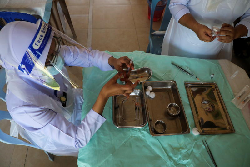 Nurses prepare doses of the Pfizer vaccine against the coronavirus disease for secondary school students at a school in Kuala Lumpur, Malaysia Oct 4, 2021. (Reuters photo) Nurses prepare doses of the Pfizer vaccine against the coronavirus disease for secondary school students at a school in Kuala Lumpur, Malaysia Oct 4, 2021. (Reuters photo)