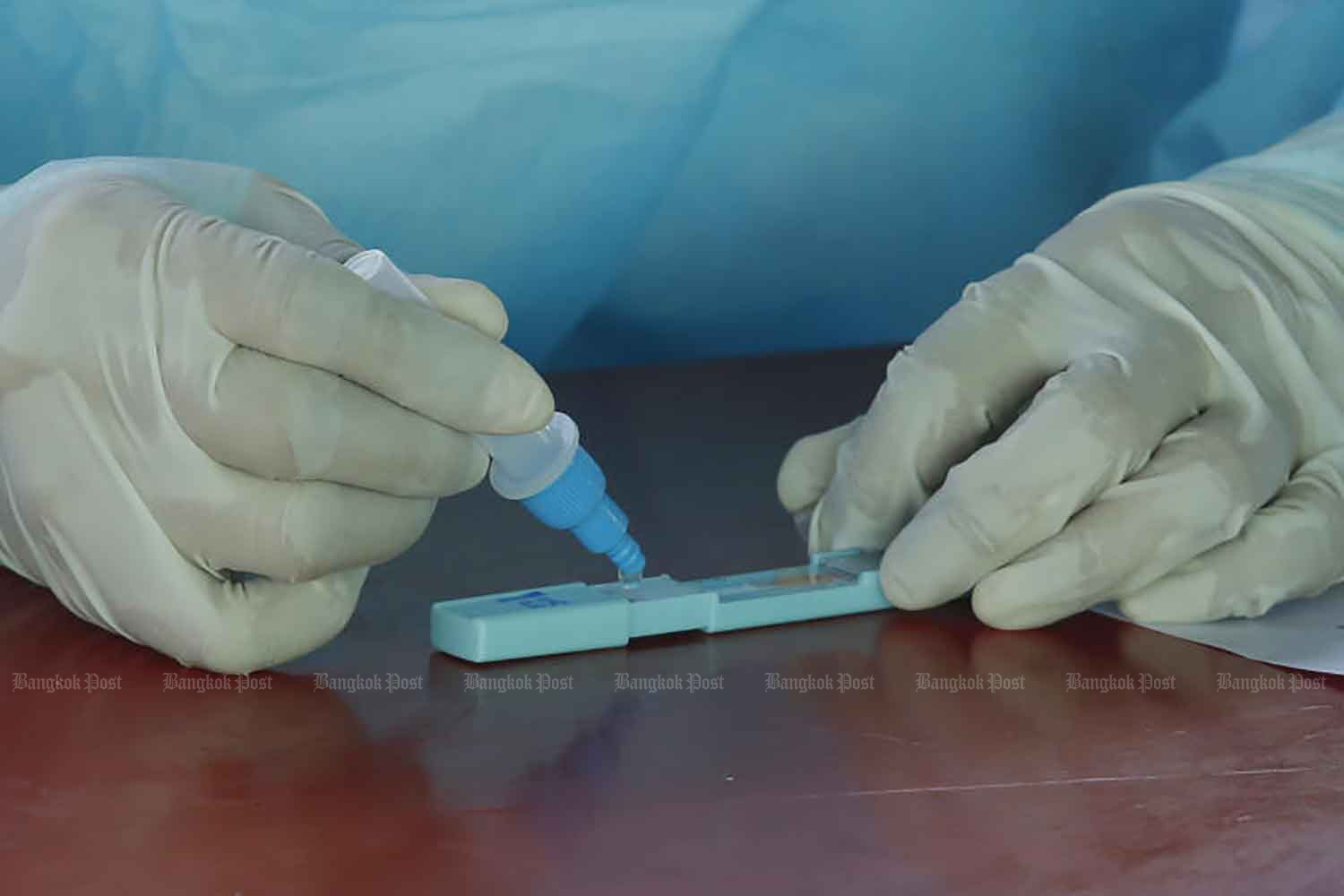 A health worker performs Covid-19 antigen tests in Rangsit area of Pathum Thani province on Oct 3. (Photo: Apichit Jinakul) A health worker performs Covid-19 antigen tests in Rangsit area of Pathum Thani province on Oct 3. (Photo: Apichit Jinakul)