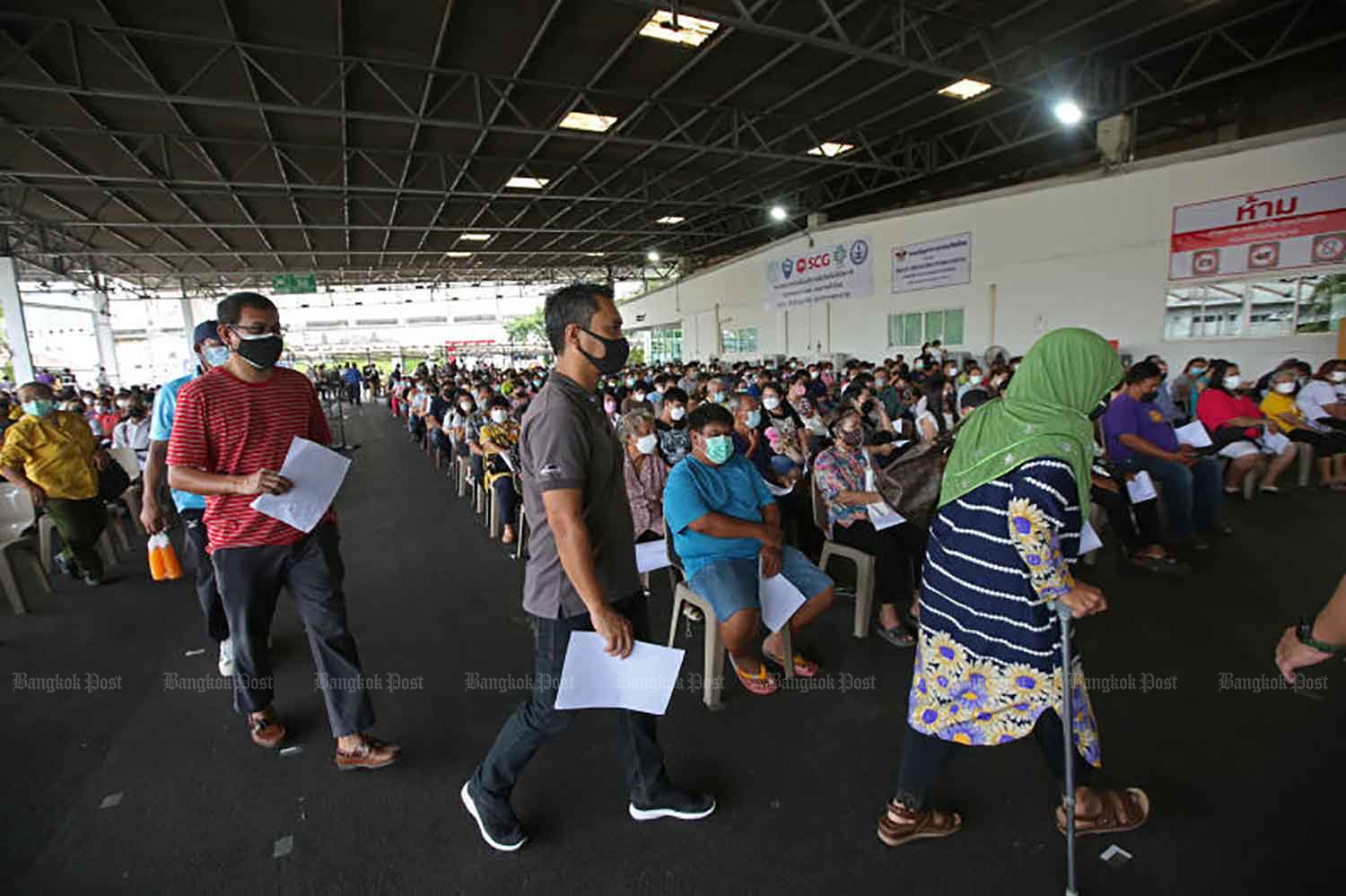 People visit the SCG Centre in Bangkok to receive a vaccine shot. Some 900 doses were offered there on a walk-in basis on Wednesday to commemorate His Majesty King Bhumibol Adulyadej The Great’s passing five years ago. (Photo: Varuth Hirunyatheb) People visit the SCG Centre in Bangkok to receive a vaccine shot. Some 900 doses were offered there on a walk-in basis on Wednesday to commemorate His Majesty King Bhumibol Adulyadej The Great’s passing five years ago. (Photo: Varuth Hirunyatheb)