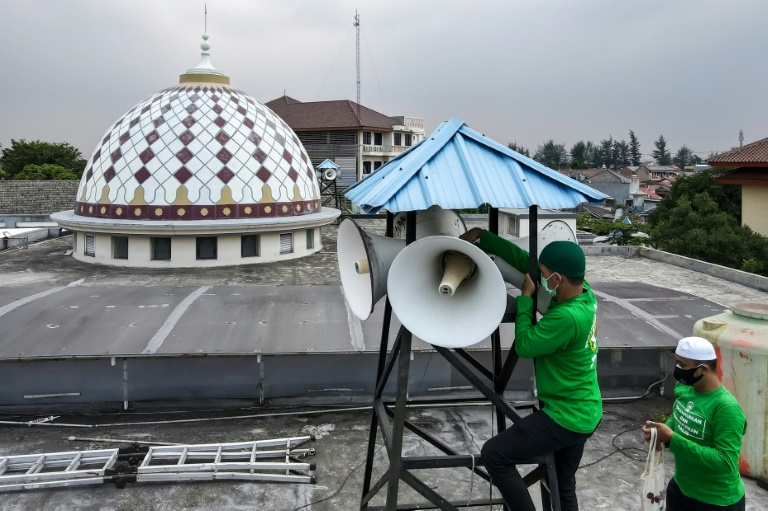 Aware of the growing discord around volume, the Indonesian Mosque Council (IMC) is deploying teams to tackle mosque sound systems around the nation -- but it's a delicate subject. Aware of the growing discord around volume, the Indonesian Mosque Council (IMC) is deploying teams to tackle mosque sound systems around the nation -- but it's a delicate subject.
