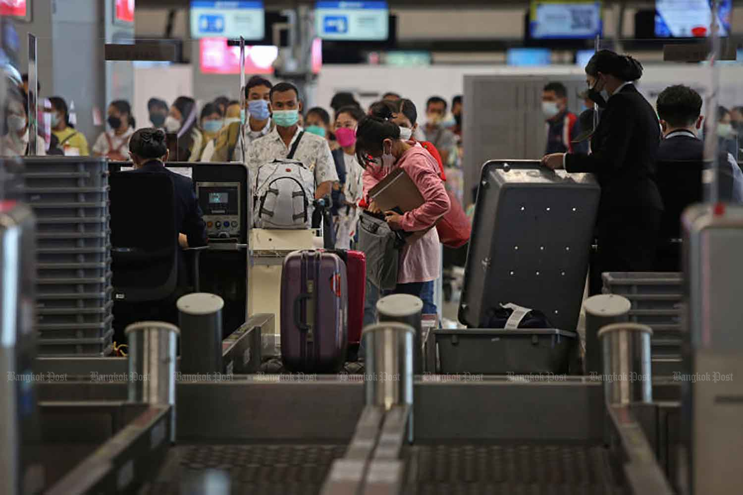 Air passengers check in at Suvarnabhumi airport in Samut Prakan province on Sept 22. (Photo: Varuth Hirunyatheb)