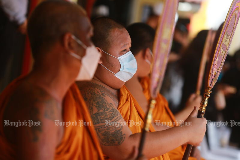 Buddhist monks attend the funeral of a dead Covid-19 patient at Wat Bang Phli Yai in Bang Phli district, Samut Prakan, on Thursday. (Photo: Somchai Poomlard)