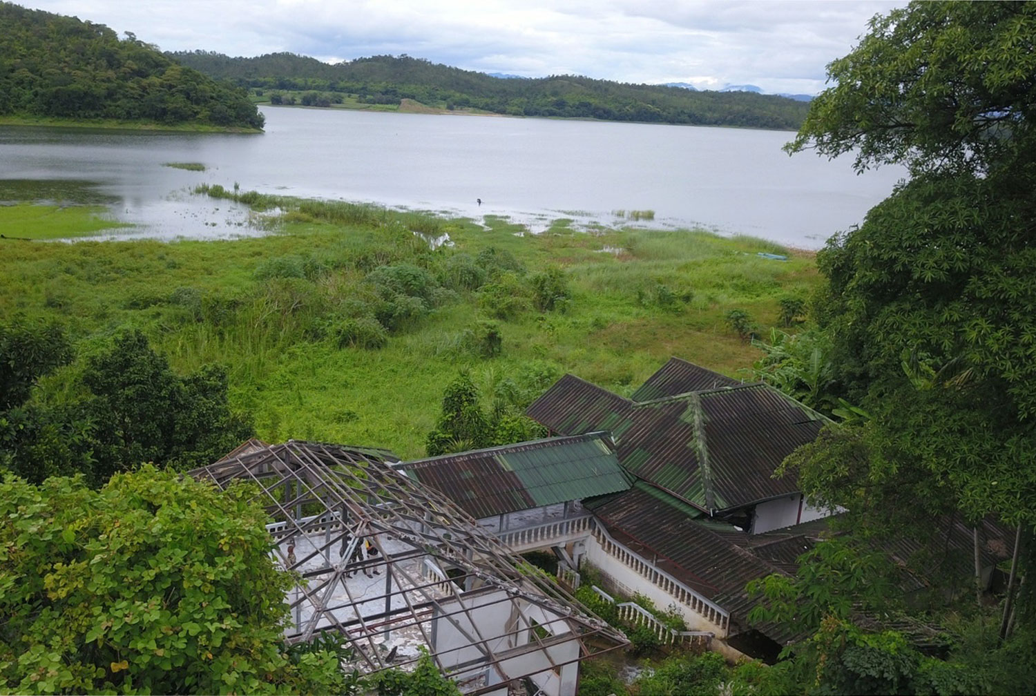 The view from the twin resorts found to be encroaching on Srinakharin Dam National Park in Sri Sawat district, Kanchanaburi, 19 years ago. Demolition will take another month. (Photo: Piyarat Chongcharoen) The view from the twin resorts found to be encroaching on Srinakharin Dam National Park in Sri Sawat district, Kanchanaburi, 19 years ago. Demolition will take another month. (Photo: Piyarat Chongcharoen)