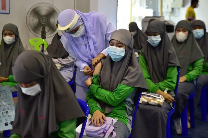 A student from the Attarkiyah Islamic school receives a dose of the Pfizer/BioNTech Covid-19 coronavirus vaccine at the Narathiwat Hospital in the southern province of Narathiwat on Oct 11, 2021. (AFP file photo)