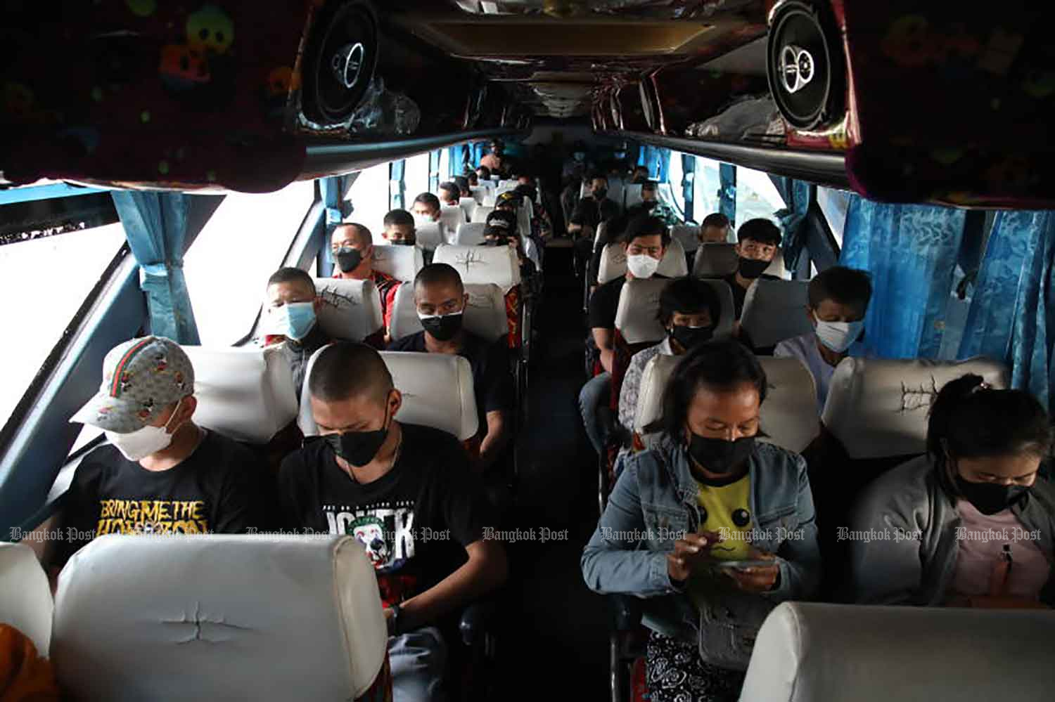 A bus is seen packed with holidaymakers at the Mor Chit bus terminal on Thursday. (Photo: Arnun Chonmahatrakool)