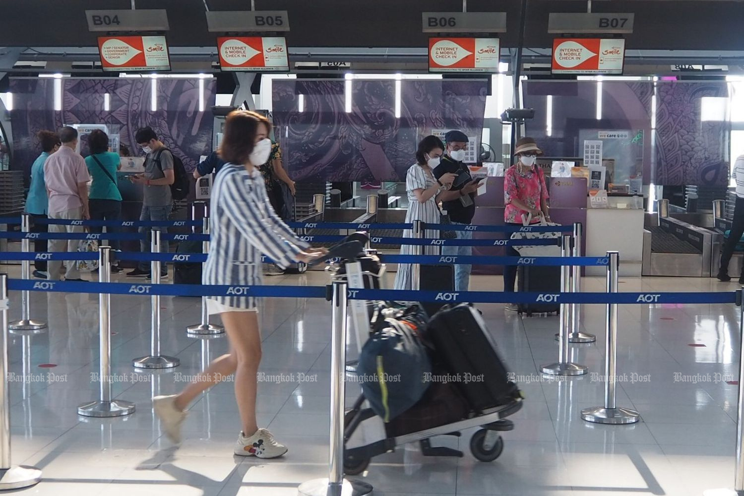 Local travellers at Suvarnabhumi airport on Oct 3 this year after more lockdown relaxation two days earlier. (Photo by Dusida Worrachaddejchai)