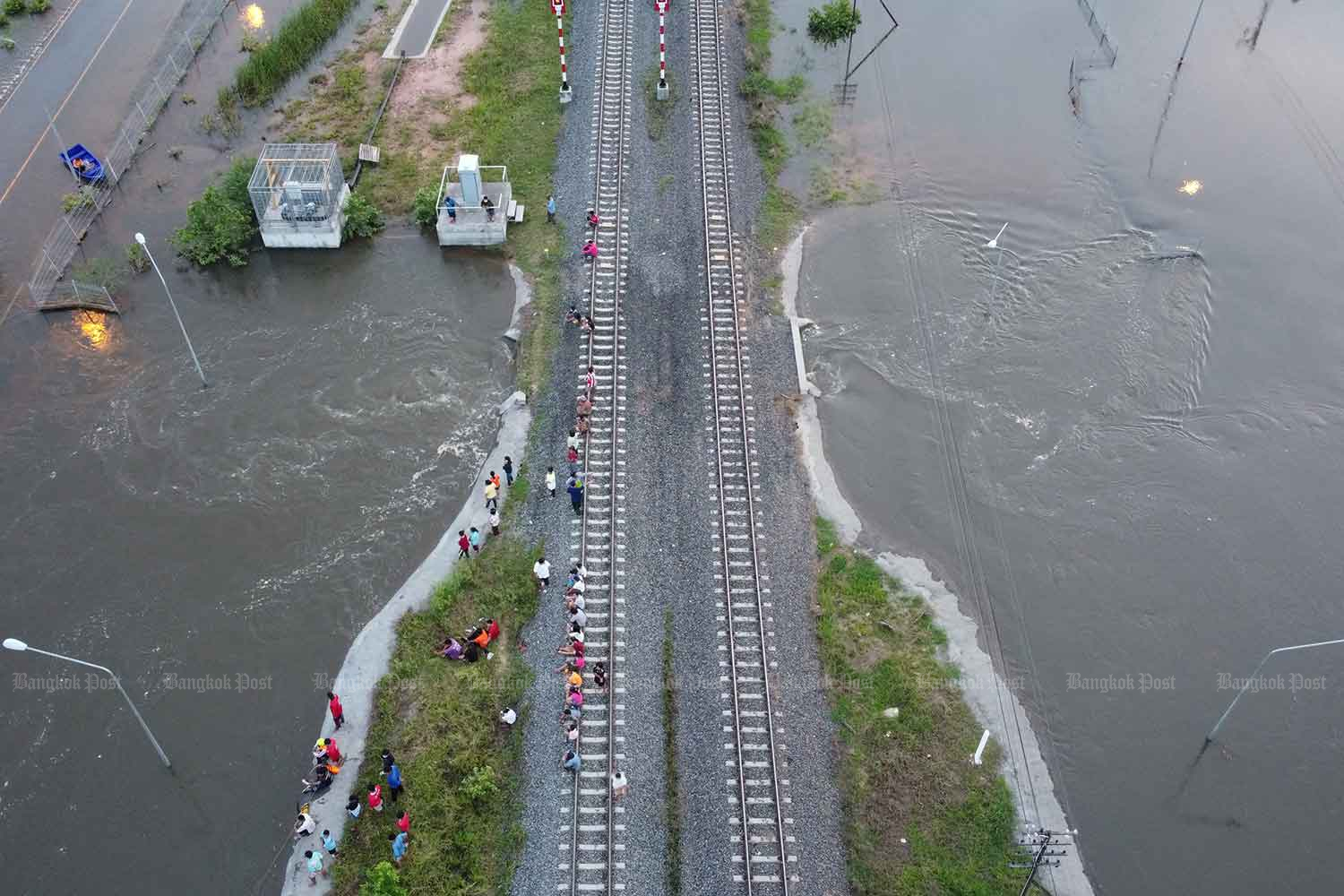 The flooded underpass beneath the railway in Non Sung district of Nakhon Ratchasima on Thursday evening, after a woman motorcyclist was drowned there. (Photo: Prasit Tangprasert)