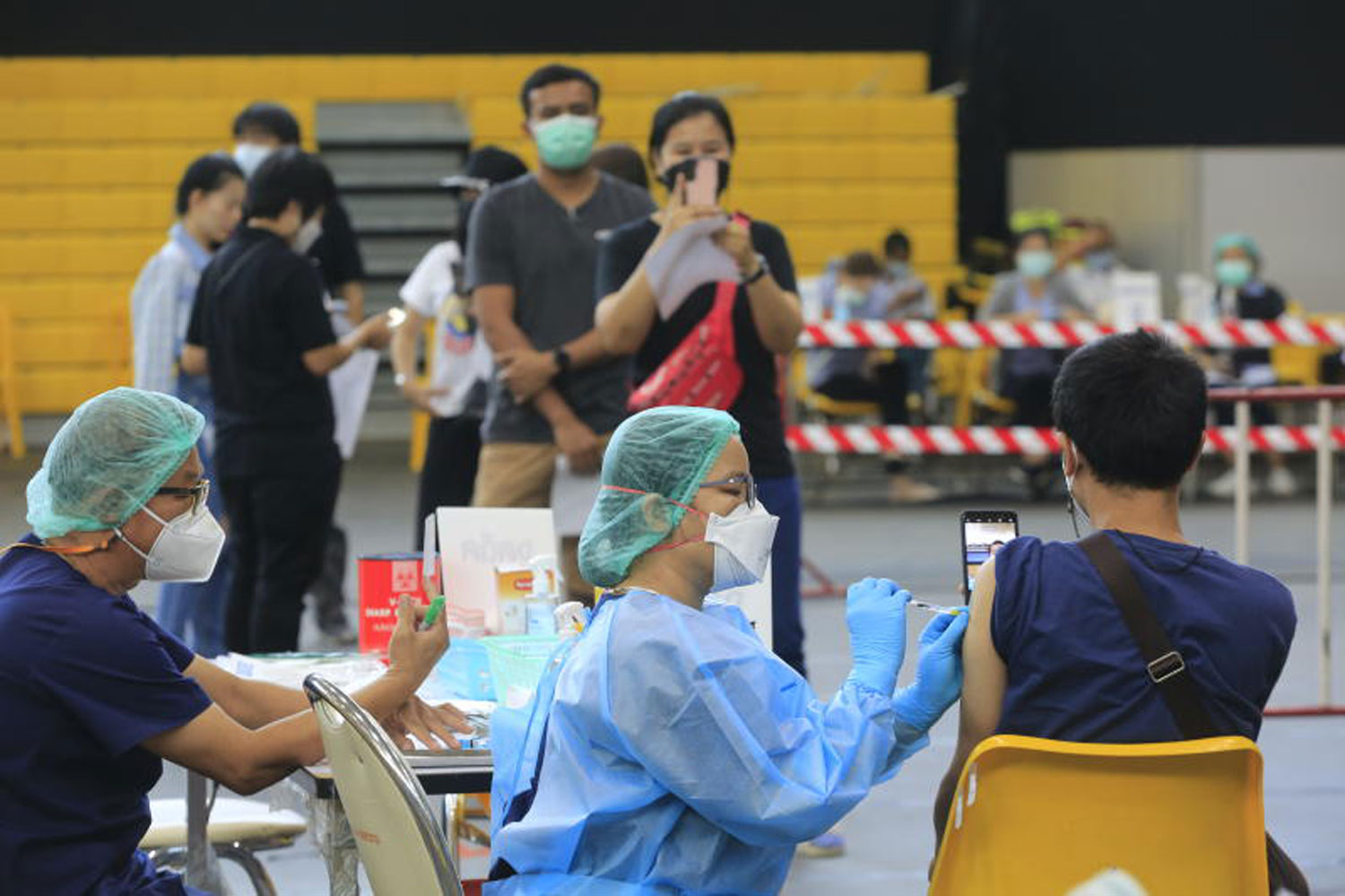 People in Nonthaburi receive a booster dose of AstraZeneca vaccine on Monday after earlier having been given two doses of Sinovac vaccine. (Photo: Pornprom Satrabhaya)