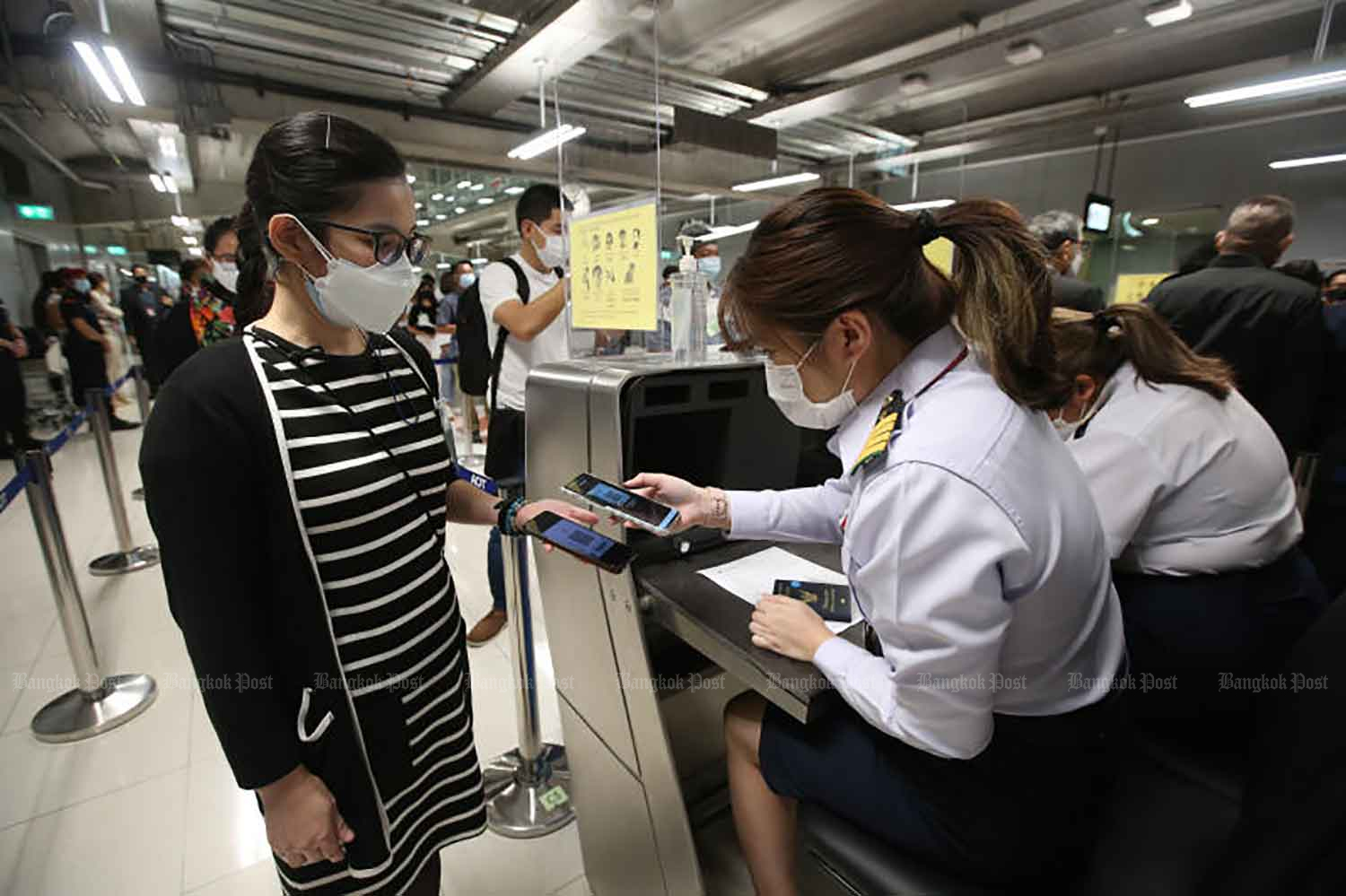 Officials at Suvarnabhumi airport conduct an exercise on the Thailand Pass process on Wednesday. (Photo: Varuth Hirunyatheb)