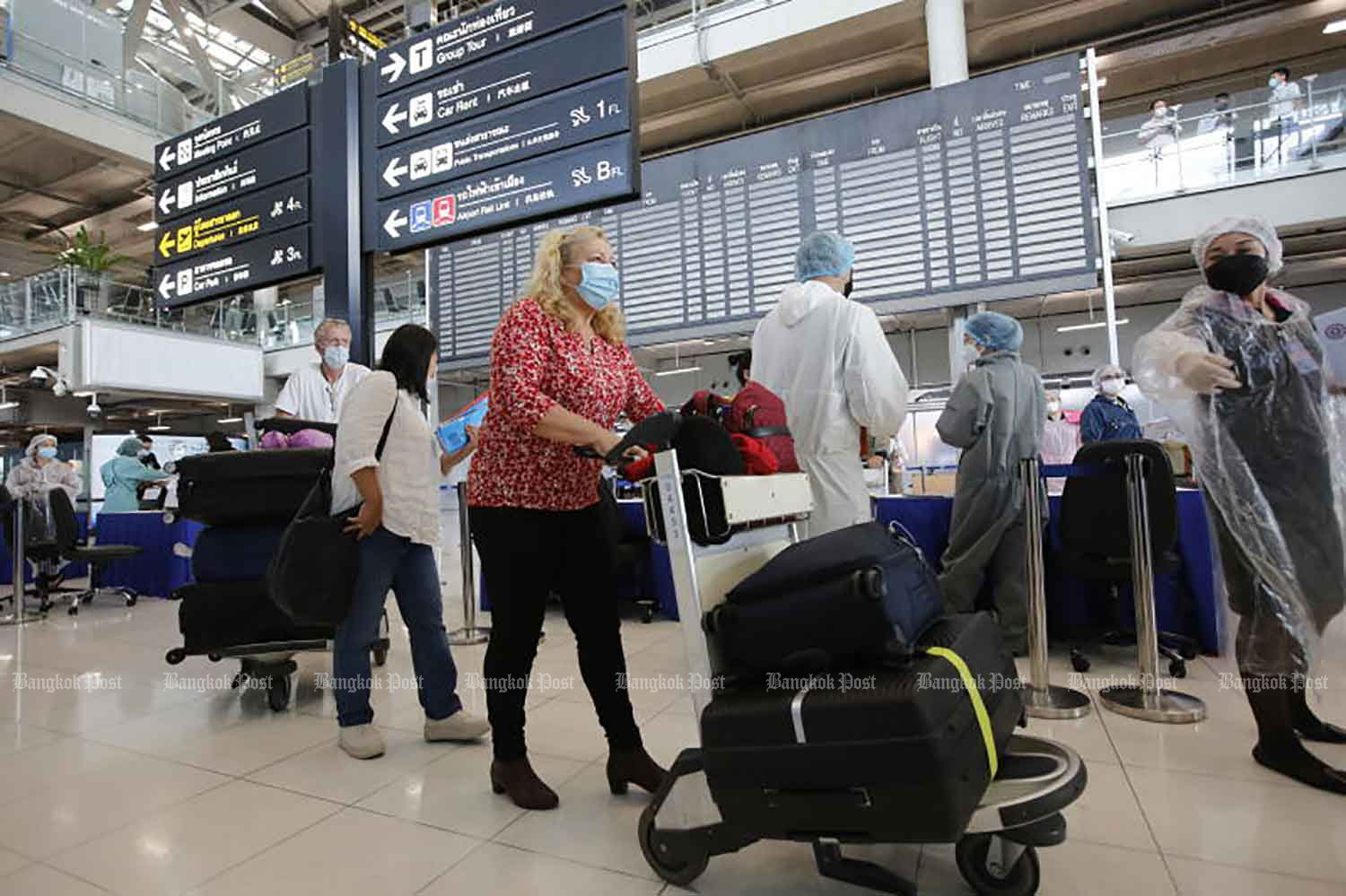 Visitors arrive at Suvarnabhumi airport in Samut Prakan province on Monday. (Photo: Wichan Charoenkiatpakul)