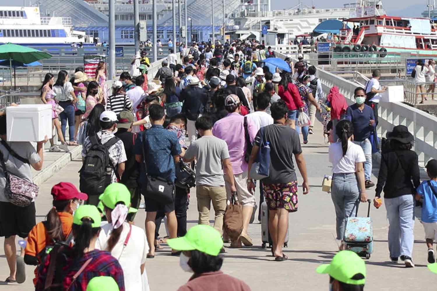 Tourists board ferries to Koh Larn off Pattaya during a long weekend last month. (Photo: Chaiyot Pupattanapong)