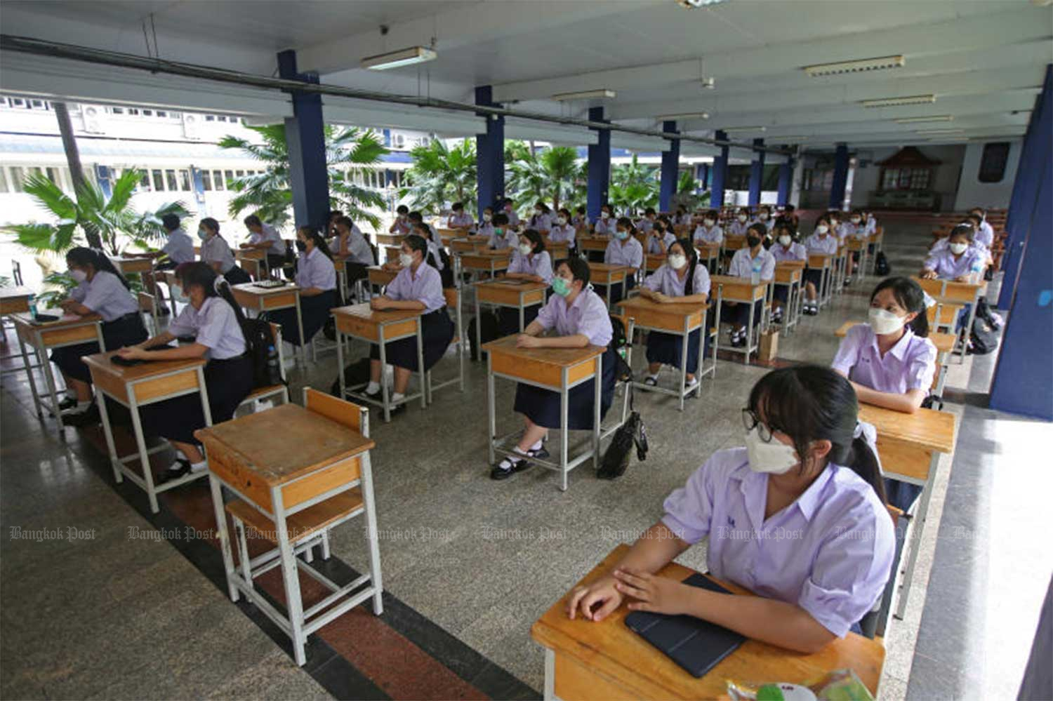 Students at Bodindecha School on Ramkhamhaeng Road in Bangkok attend on-site classes on Thursday after Covid-19 restrictions were eased. (Photo: Varuth Hirunyatheb) Students at Bodindecha School on Ramkhamhaeng Road in Bangkok attend on-site classes on Thursday after Covid-19 restrictions were eased. (Photo: Varuth Hirunyatheb)