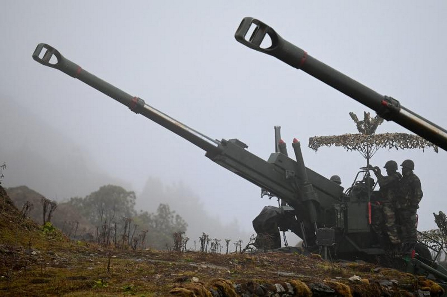 Indian Army soldiers man a Bofors gun at Penga Teng Tso, near Tawang and the Line of Actual Control, adjoining China, in India's Arunachal Pradesh state on Oct 20.  (Photo: Money Sharma/ AFP)