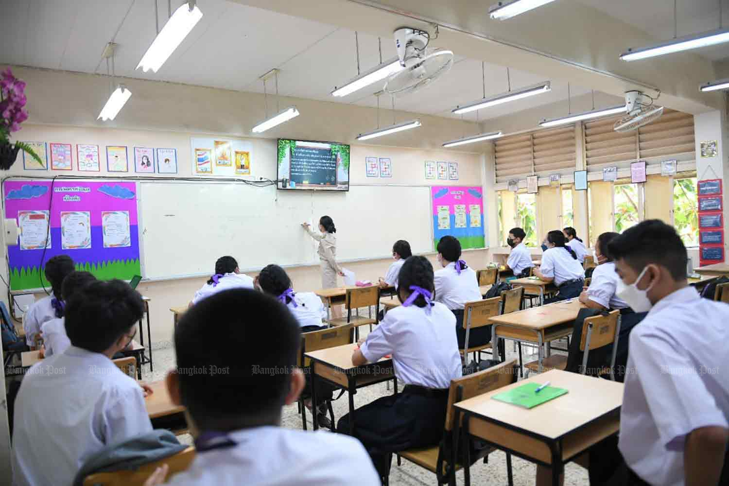 Students return to the classroom at Matthayom Puranawas School in Watthana district, Bangkok, on Monday. (Photo: Supplied)