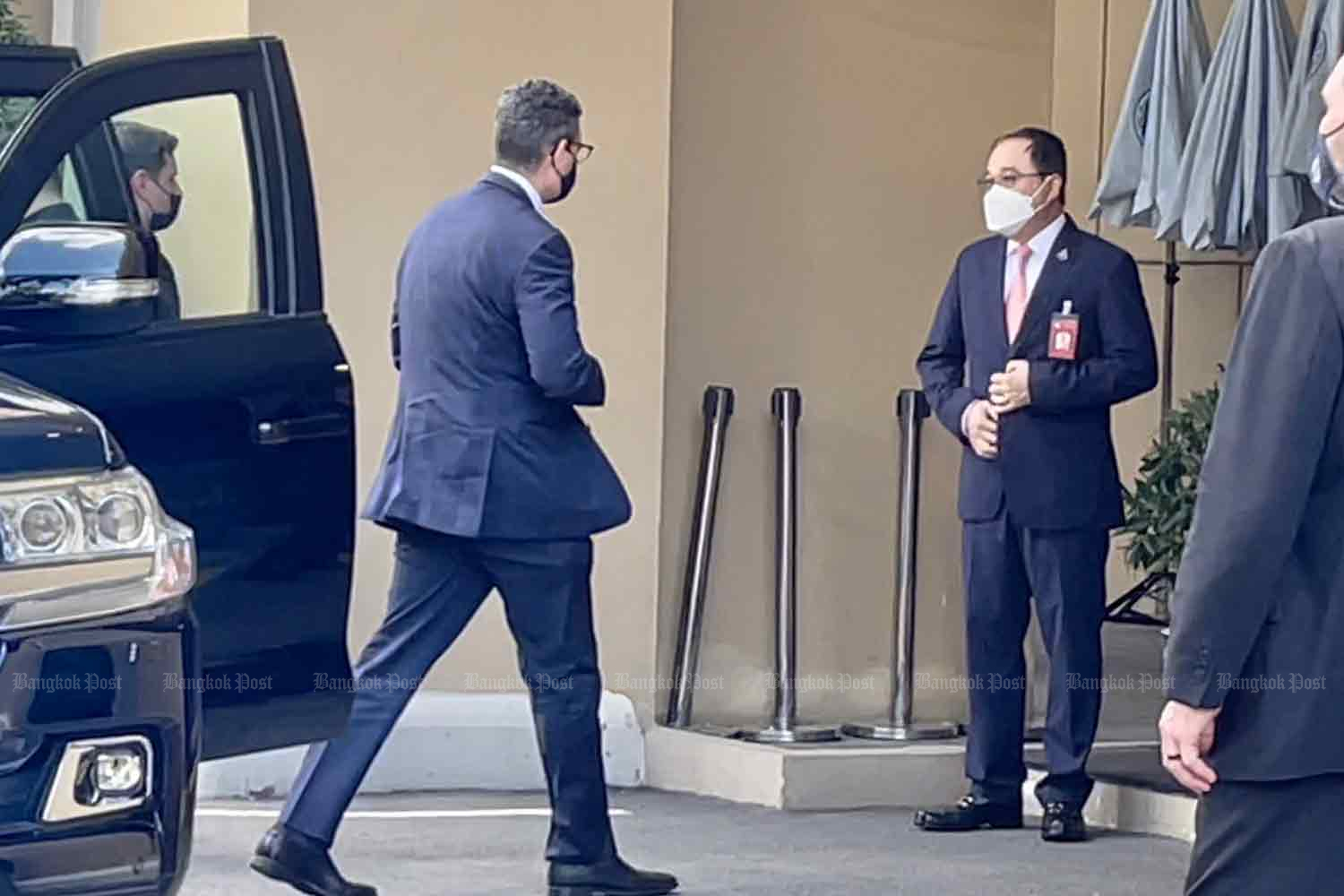 David Cohen, deputy director of the Central Intelligence Agency, arrives at Government House in Bangkok on Friday. (Photo: Wassana Nanuam)