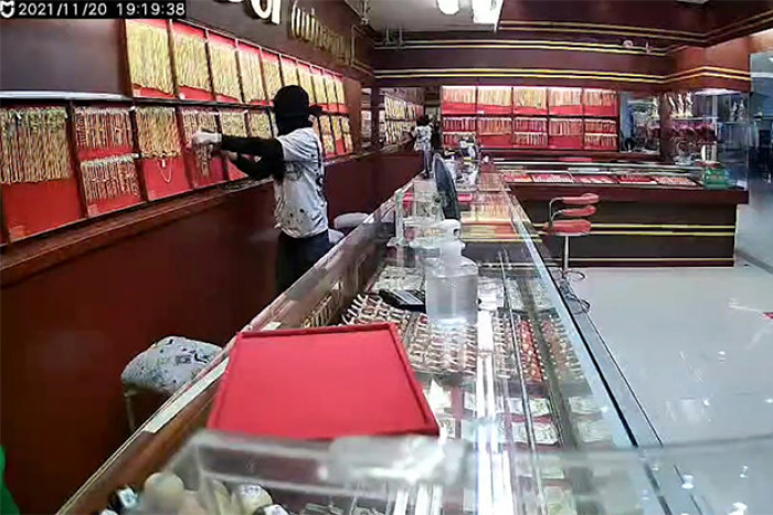 Manhunt launched for Khon Kaen gold shop robber - Vimarsana News