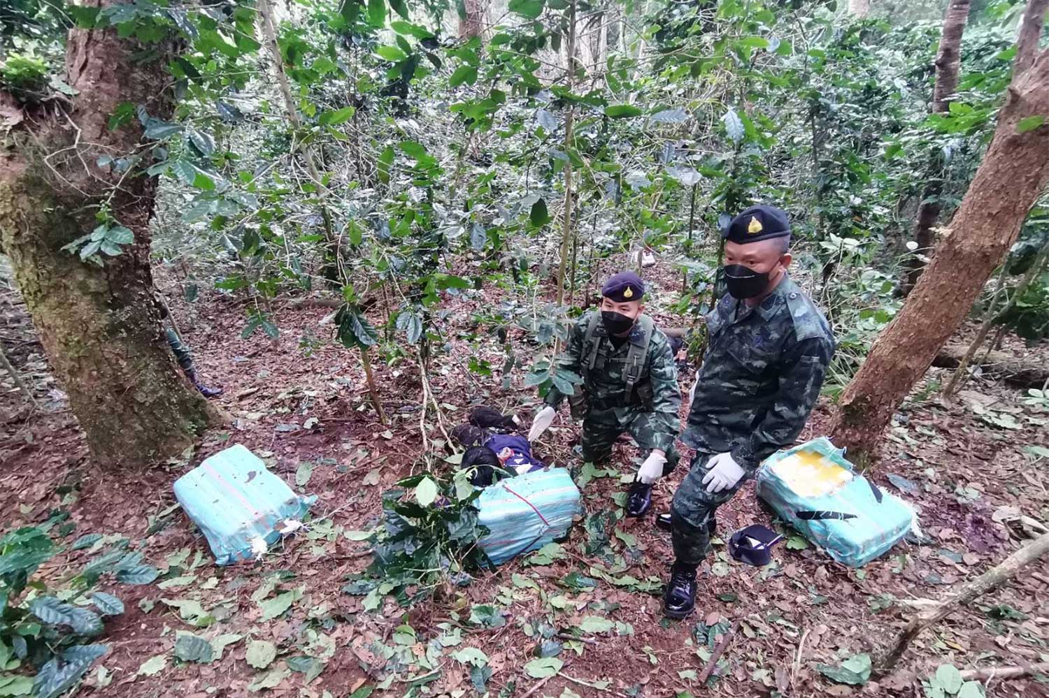 Soldiers of the Pha Muang Task Force with bags containing 1.8 million meth pills, after a clash in which six drug smugglers were shot dead in Mae Fa Luang district of Chiang Rai early on Tuesday. (Photo: Pha Muang Task Force)