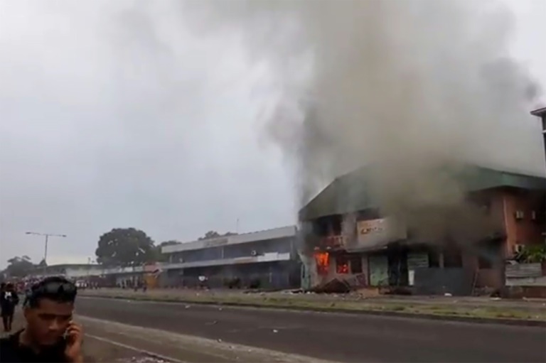 Protesters set buildings in the Solomon Islands' capital alight and attempted to storm the parliament on Wednesday Protesters set buildings in the Solomon Islands' capital alight and attempted to storm the parliament on Wednesday