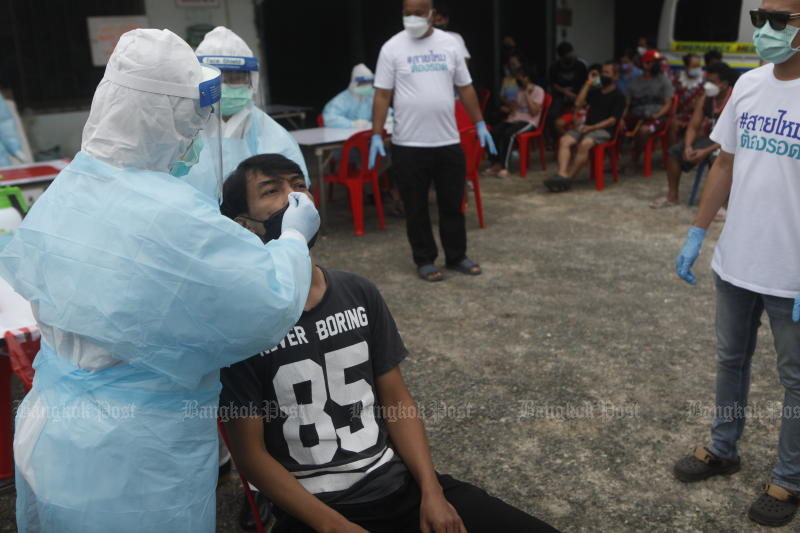 A medical worker conducts a nasal swap for residents in Sai Mai of Bangkok on Thursday after a woman infected with Covid-19 was found dead in the district. (Photo: Nutthawat Wicheanbut) A medical worker conducts a nasal swap for residents in Sai Mai of Bangkok on Thursday after a woman infected with Covid-19 was found dead in the district. (Photo: Nutthawat Wicheanbut)
