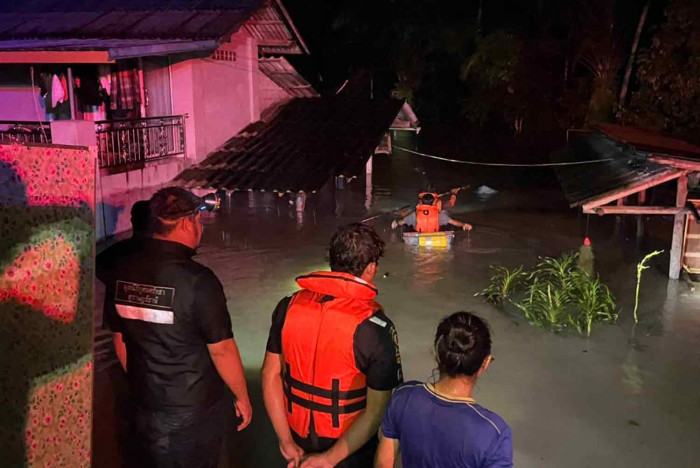 Heavy rain, flooding in Surat Thani - Vimarsana News
