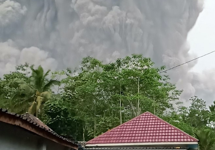 Thousands flee Indonesian volcano eruption