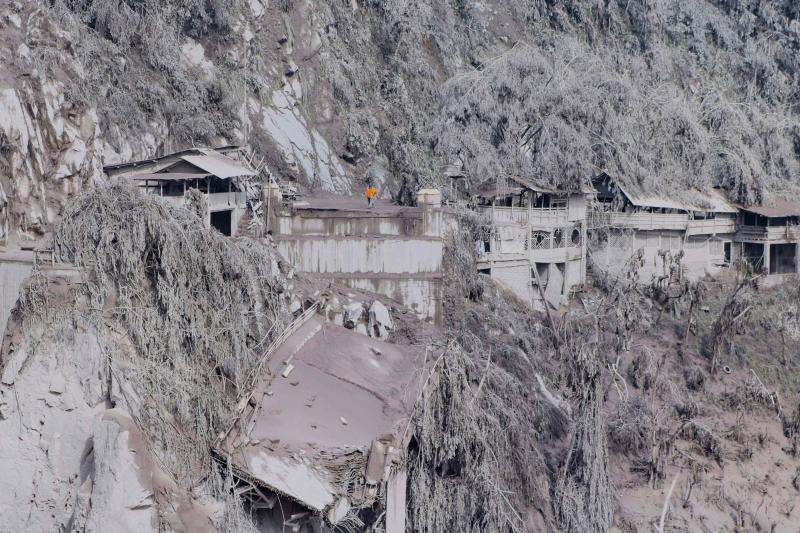 Ash covers houses and trees on the slopes of Mount Semeru in Lumajang on Sunday, the day after a volcanic eruption on the mountain that killed at least 13 people. (AFP photos) Ash covers houses and trees on the slopes of Mount Semeru in Lumajang on Sunday, the day after a volcanic eruption on the mountain that killed at least 13 people. (AFP photos)