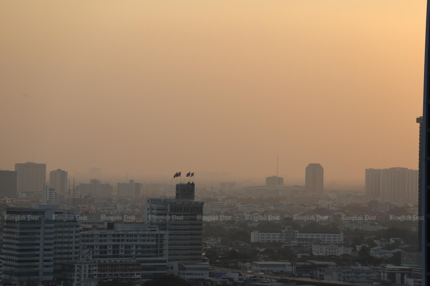 Bangkok is shrouded in haze as two districts — Nong Khaem and Khlong Sam Wa — record high PM2.5 levels. Authorities warned residents in areas with high dust levels to avoid outdoor activities and wear face masks. Pornprom Satrabhaya