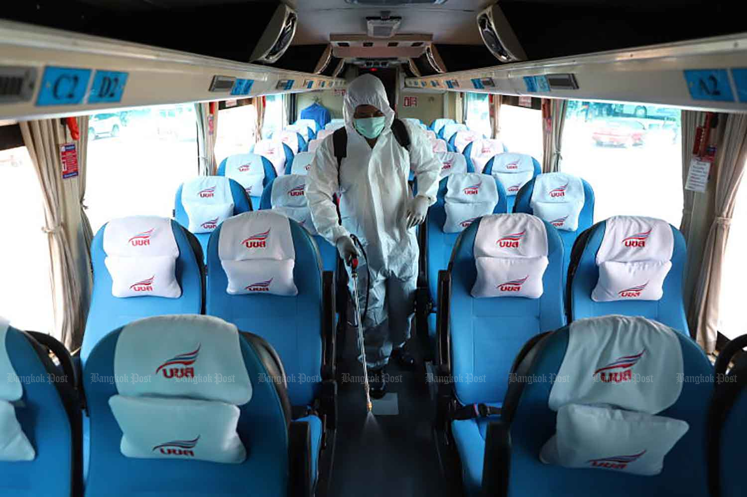 A worker disinfects an interprovincial bus at the main Bangkok terminal in Chatuchak district on Wednesday. (Photo: Arnun Chonmahatrakool) A worker disinfects an interprovincial bus at the main Bangkok terminal in Chatuchak district on Wednesday. (Photo: Arnun Chonmahatrakool)
