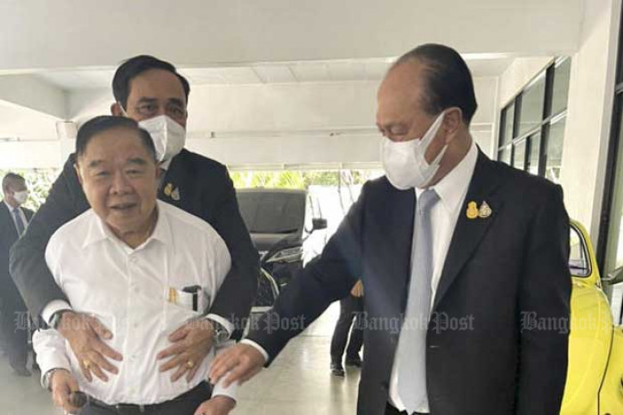 PM-Prawit lunch quells 'rift' rumours - Vimarsana News