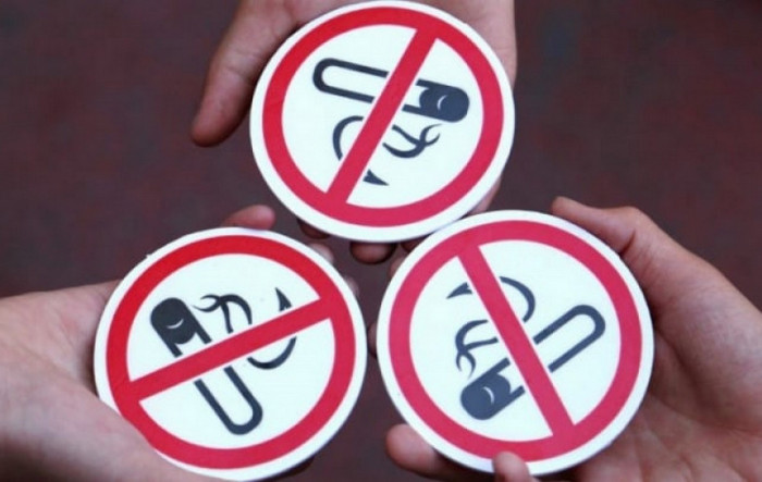 How Long Did Their "smoking Cigarettes" Phase Last? This Still Is From 2010 : R/Sum41