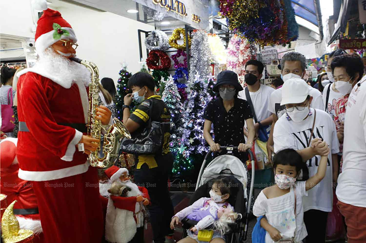 People at Sampheng market in Samphanthawong district shop for gifts for the festive season in Bangkok on Saturday. This daytime market is getting busier with rows of stalls selling a range of goods. (Photo: Apichit Jinakul)