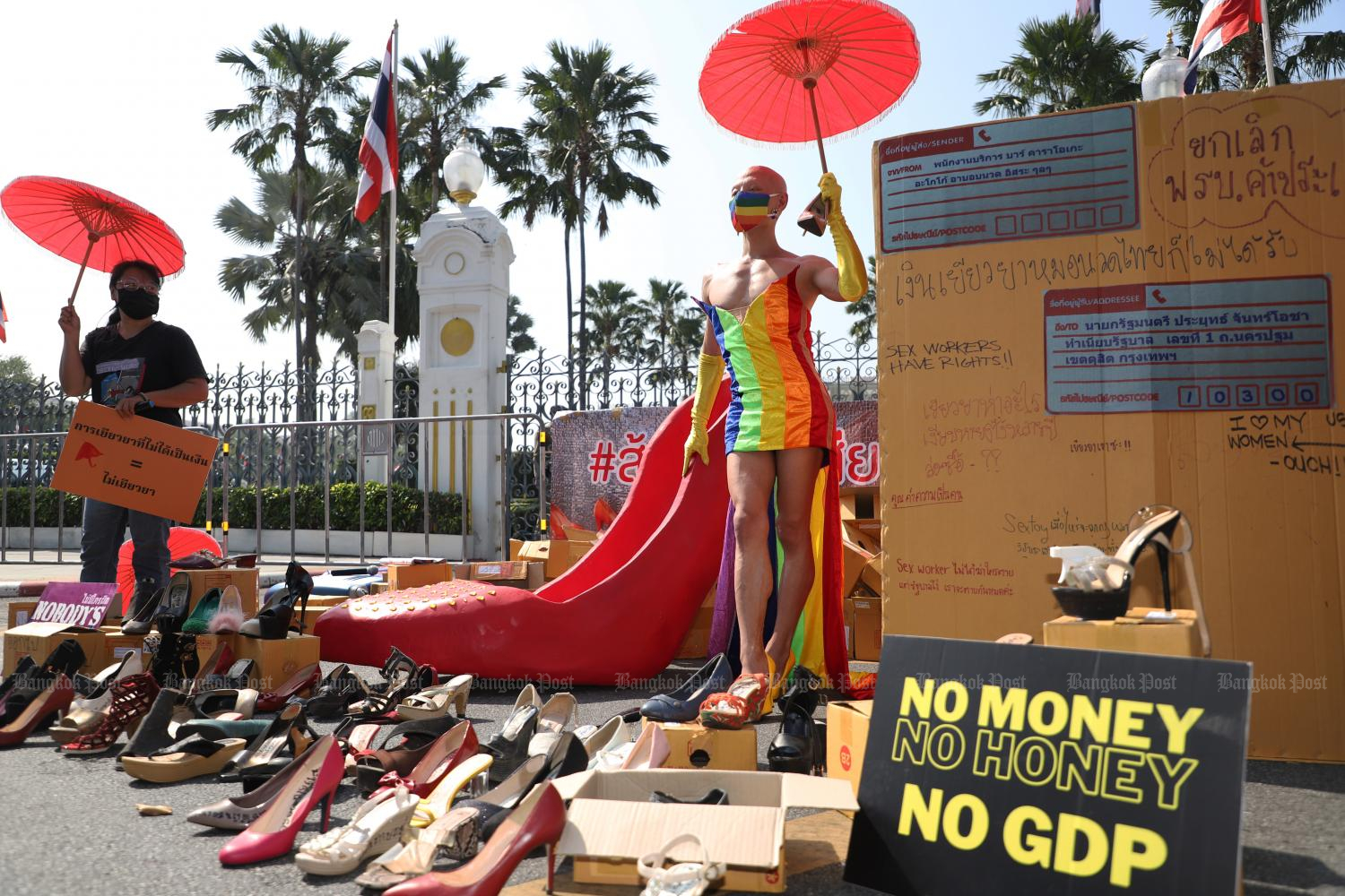 A group of night entertainment workers led by the Empower Foundation protest outside Government House on Wednesday. (Photo: Nutthawat Wicheanbut)