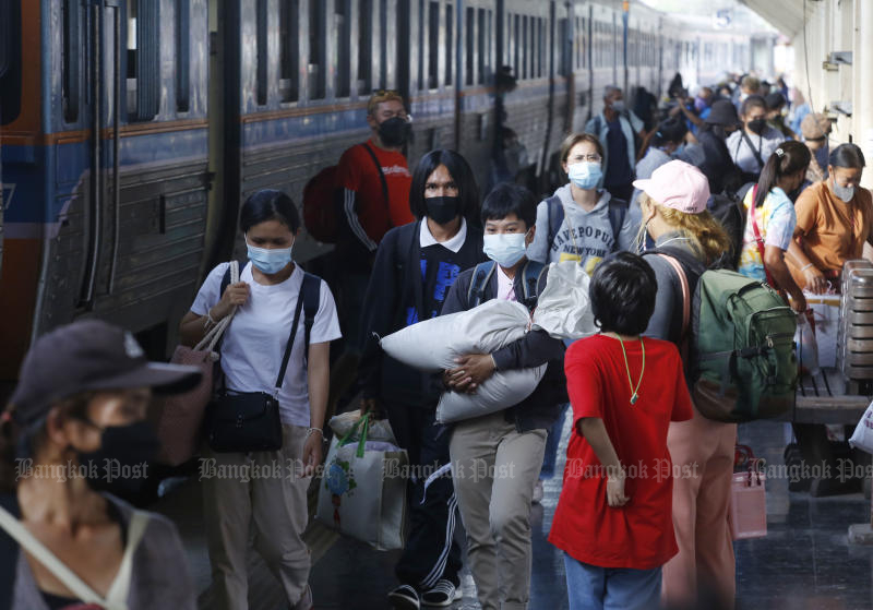 People disembark a train at Hua Lamphong station on Sunday after their break in the provinces during the New Year holidays. (Photo: Apichit Jinakul)