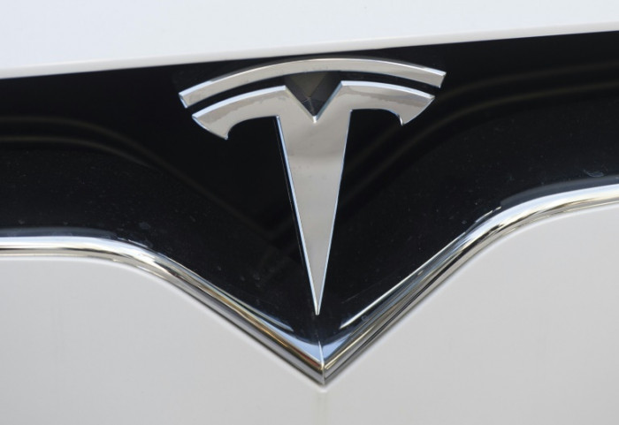 Tesla delivers almost 1m cars globally