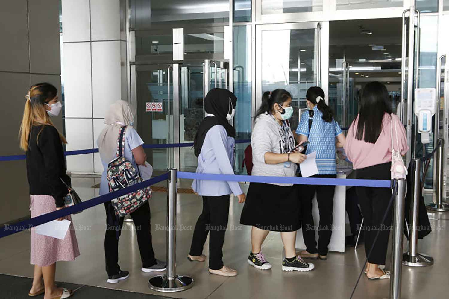 People are required to show their antigen test results before entering the government complex in Laksi district of Bangkok on Jan 4. (Photo: Apichit Jinakul)