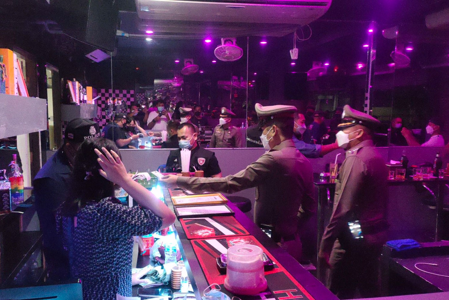 Police find many customers still drinking alcohol at an eatery in Pattaya, Chon Buri, during a raid late on Wednesday night. Twelve eateries in the beach town were found to have breached Covid-19 restrictions. (Photo supplied: Chaiyot Pupattanapong)