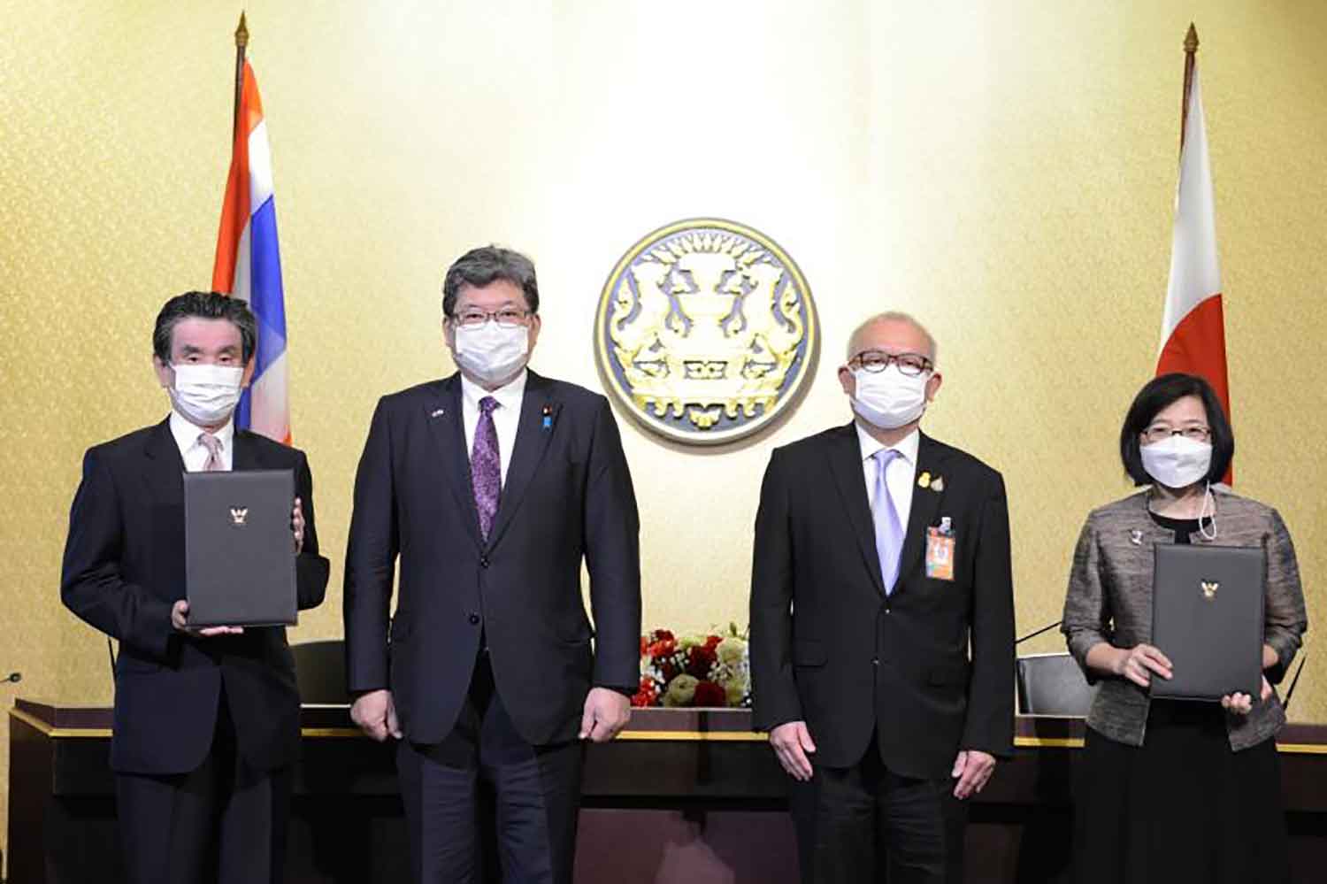 From left are Atsushi Taketani, president of Jetro Bangkok, Mr Hagiuda, Mr Supattanapong and Ms Duangjai.