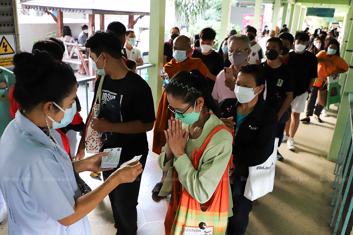 Just the ticket: People get in line to pick up queue cards for Covid-19 vaccinations at Pathumthani Hospital in Pathum Thani’s Muang district yesterday. A Department of Mental Health survey has linked stress caused by the pandemic to rising suicide rates. (Photo: Pattarapong Chatpattarasill) Just the ticket: People get in line to pick up queue cards for Covid-19 vaccinations at Pathumthani Hospital in Pathum Thani’s Muang district yesterday. A Department of Mental Health survey has linked stress caused by the pandemic to rising suicide rates. (Photo: Pattarapong Chatpattarasill)